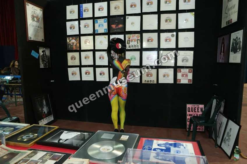 Body-painted model in front of a wall of A Night at the Opera worldwide pressings at Discodays, Naples 2015